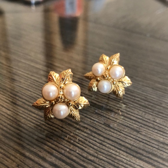 Vintage Avon Three Pearl Earrings Floral - Picture 5 of 9